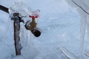 【水道管が凍結したときはお湯をかけて溶かす！】対処法と凍結防止方法