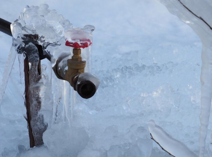 水道管が凍結したときはお湯をかけて溶かす 対処法と凍結防止方法 くらしのバディ